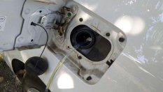 Как да източим бензин от резервоар на автомобил с маркуч