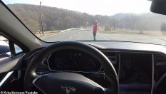 Мъж тества автопилота на Tesla върху жена си
