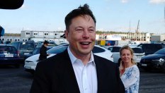 Може ли Tesla да купи някой от големите производители?