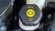 Какво означава абревиатурата DOT 4 на спирачната течност?
