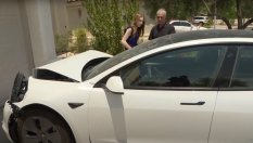 Tesla Model 3 полудя и започна да блъска всичко наоколо