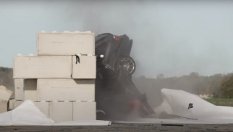 Какво става при челен удар със 150 км/ч?