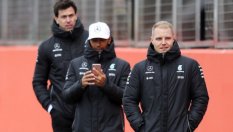 Хамилтън бие конкурентите, но може ли да победи шефа си?