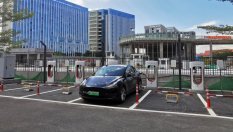 Tesla води борба с конвенционалните автомобили, блокиращи станциите за зареждане