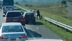 Гневни шофьори демонтират мантинела, за да избягат от задръстване