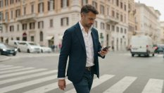 В Италия ще глобяват пешеходци, гледащи телефона си, докато пресичат
