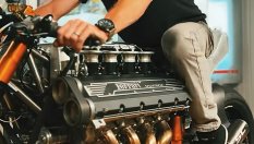 Майко мила: Това е мотоциклет с V8 от Ferrari!