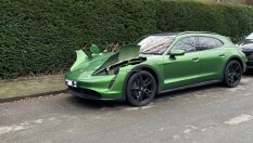 Крадци съсипаха Porsche Taycan, за да му свалят фарове