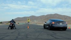 Най-мощната Tesla се пробва срещу два супербайка