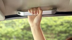 Защо не трябва да се хващате за дръжките над вратите по време на движение?