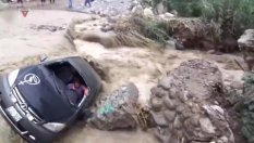 Шофьор остана без кола при опит да пресече река