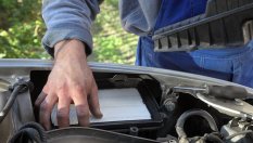 Защо някои шофьори залепват синтетична подложка върху въздушния филтър?