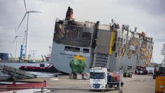 Спасители „удавиха“ Mercedes-Benz EQE, свален от изгорял кораб