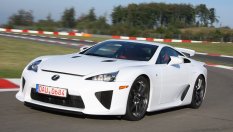 Lexus все още не може да приключи с LFA