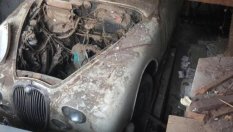 Изоставен Jaguar беше открит под пода на магазин в Белгия