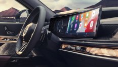 BMW пусна реклами на екраните в колите си
