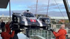 Белгиец вдигна с кран Porsche до осмия етаж на своя апартамент