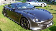 Какво е общото между обикновен VW Passat за 3000 лв. и суперколата Invicta S1?