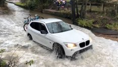 Защо британците редовно давят колите си в река?