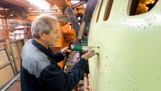 Защо в колите се използват болтове и заварки, а в авиацията - нитове?