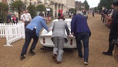 Една от най-скъпите коли в света - Ferrari 250 GTO, се повреди на изложение