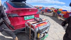 Защо собственик на Tesla я зарежда с бензин?