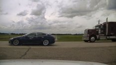 Шофьор на Tesla Model S бе хванат да спи зад волана със 140 км/ч