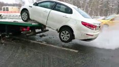 Сърдит шофьор скочи от репатрак с колата си (ВИДЕО)