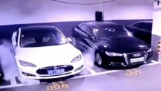 Tesla Model S се взриви на паркинг (ВИДЕО)