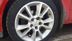 Защо трябва да махнете декоративните капачки от болтовете на колелата