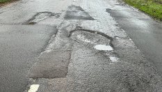 Испанци борят дупки на пътя с неприлични рисунки