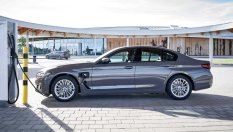 Електрическите BMW i5 и i7 ще получат по три двигателя