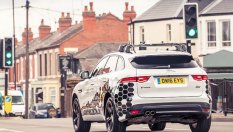 Jaguar Land Rover учи автомобилите да се свързват съ светофарите
