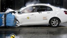 Евтини колани правят задната седалка опасна