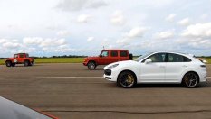 BMW X4 M, Porsche Cayenne Turbo и Mercedes-AMG G 63 в битка със състезателен Land Rover