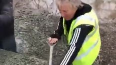 Легендарен певец пълни дупки на пътя, за да минава със своето Ferrari