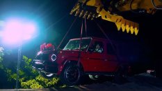 Какво се случва, когато G-Class падне върху къща?