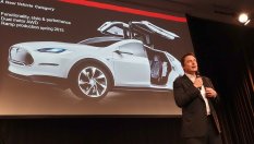 Tesla с рекорден спад в продажбите, обезцени се с 30 милиарда долара