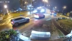 Mercedes прелетя над кръгово, след като шофьорът припадна