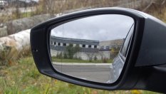 Защо външните огледала имат тънка вертикална линия?