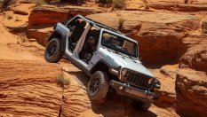 Серия от пожари вкарва 45 000 хибрида на Jeep в сервизите 