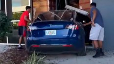 Вижте как Tesla Model Y се забива с огромна скорост в склад