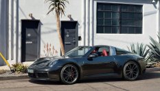 Porsche показа новото 911 със странен покрив