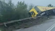 Хайде пак: Още един ТИР се обърна на пътя Луковит - Плевен