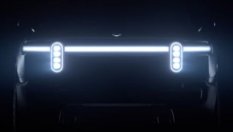 Американци направиха електрически пикап с вертикални фарове (ВИДЕО)