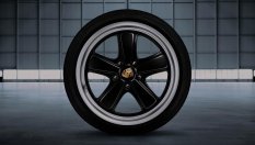 Защо логото на Porsche върху джантите е разположено странно