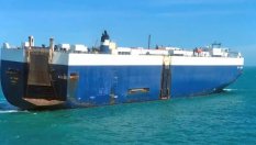 Кораб с 4500 нови коли се запали