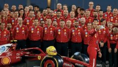 Люис Хамилтън се направи на Дядо Коледа във Ferrari