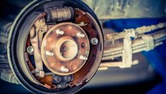 Защо барабанните спирачки все още се използват