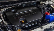 Защо двигателният отсек е пълен с пластмаса